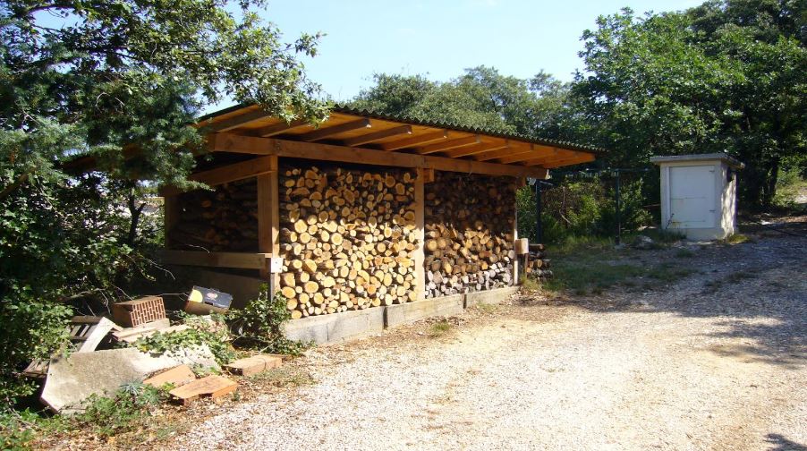 Construire un abri pour le bois de chauffage 🪓 